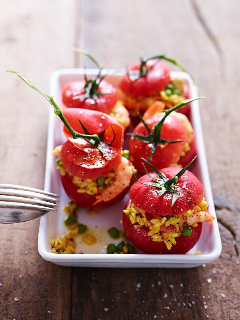 Gefüllte Tomaten mit lauwarmem Paellasalat