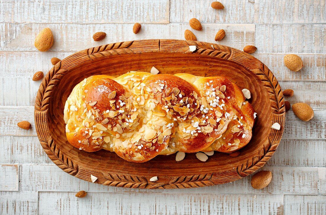 Hefezopf mit Hagelzucker und Mandelblättchen