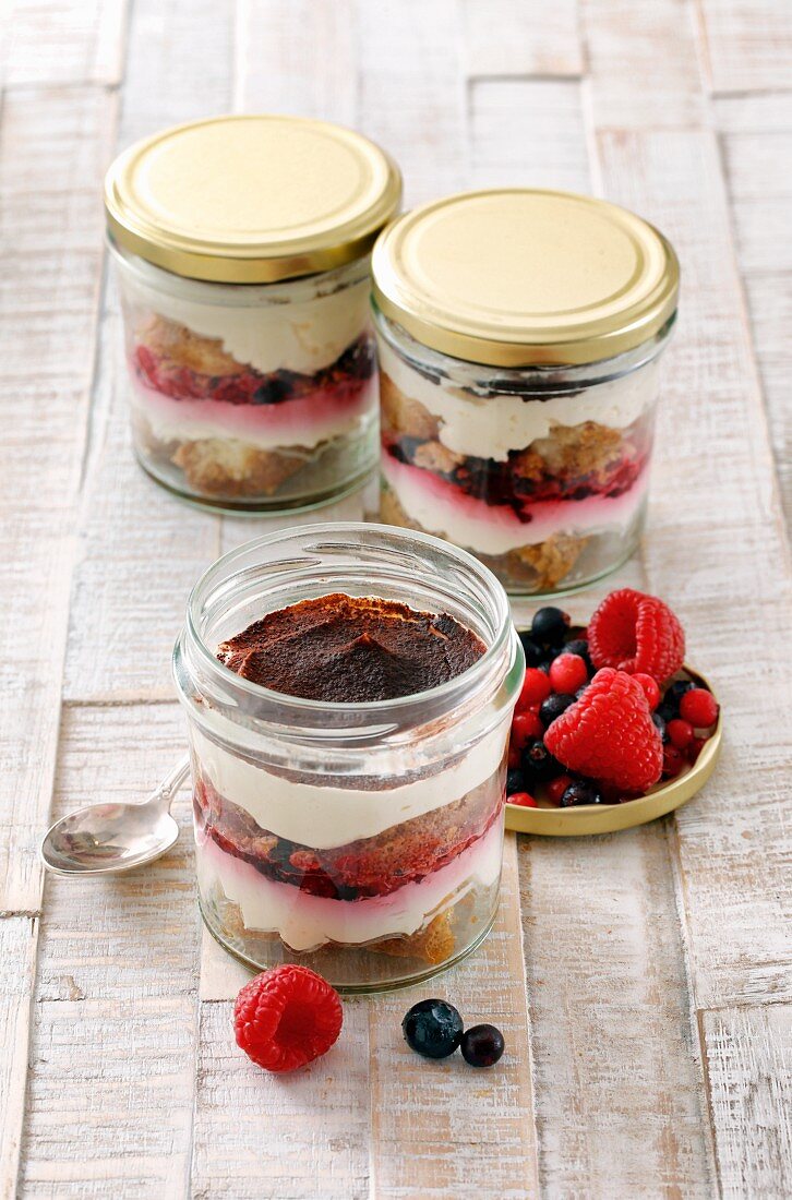 Tiramisu mit Waldfrüchten im Glas