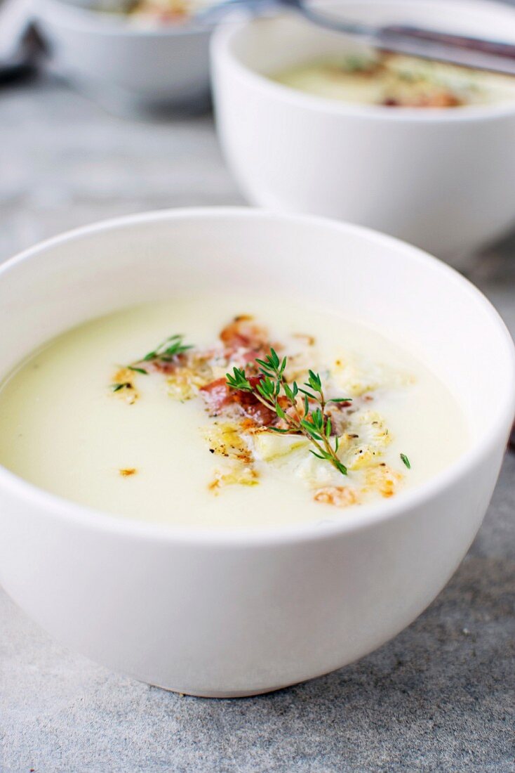 Cauliflower soup with bacon and thyme