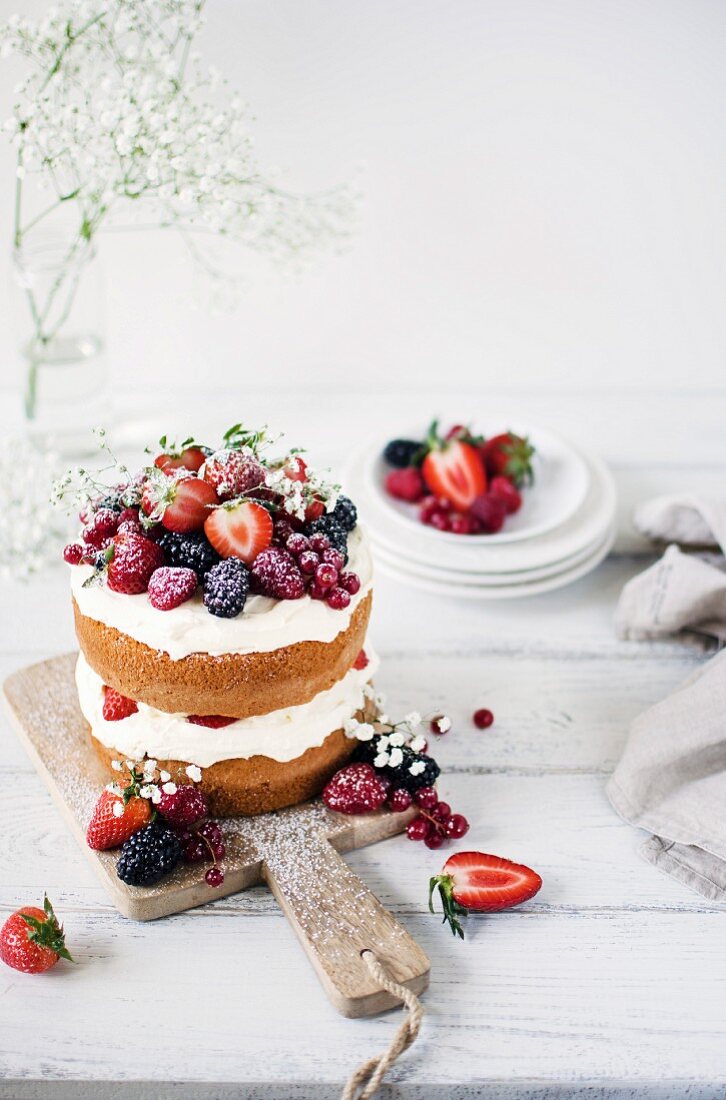 Mittsommer-Schichtkuchen mit Sahne und Beeren