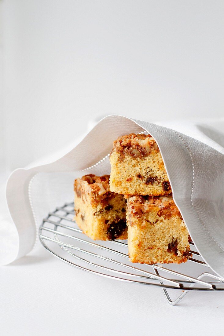 Ahornsirup-Dattel-Kaffeekuchen mit Walnüssen auf Kuchengitter