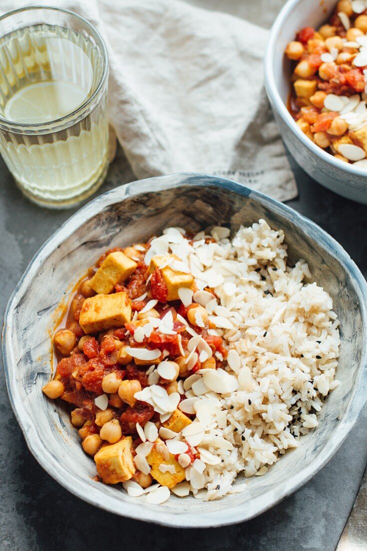 Veganes Kichererbsencurry mit Tofu und Naturreis mit Mandelblättchen