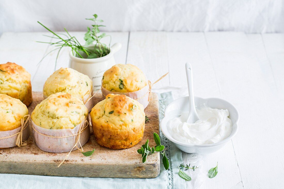 Pikante Käsemuffins mit Kräutern und Joghurt