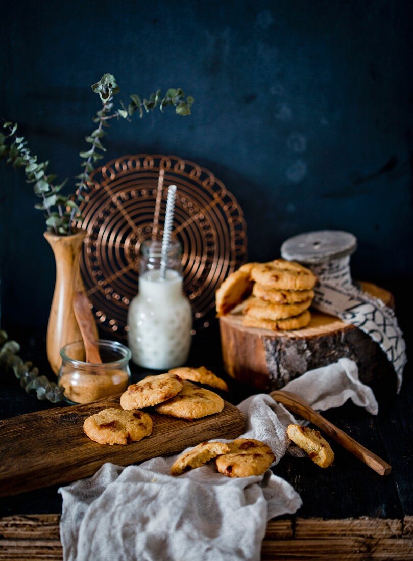 Karamell-Cookies und Milch