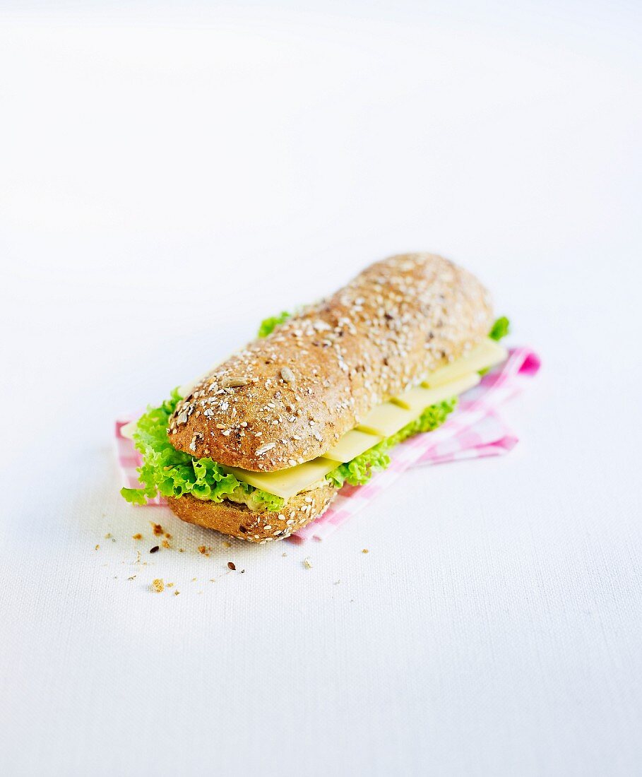 Käse-Sandwich mit Salat
