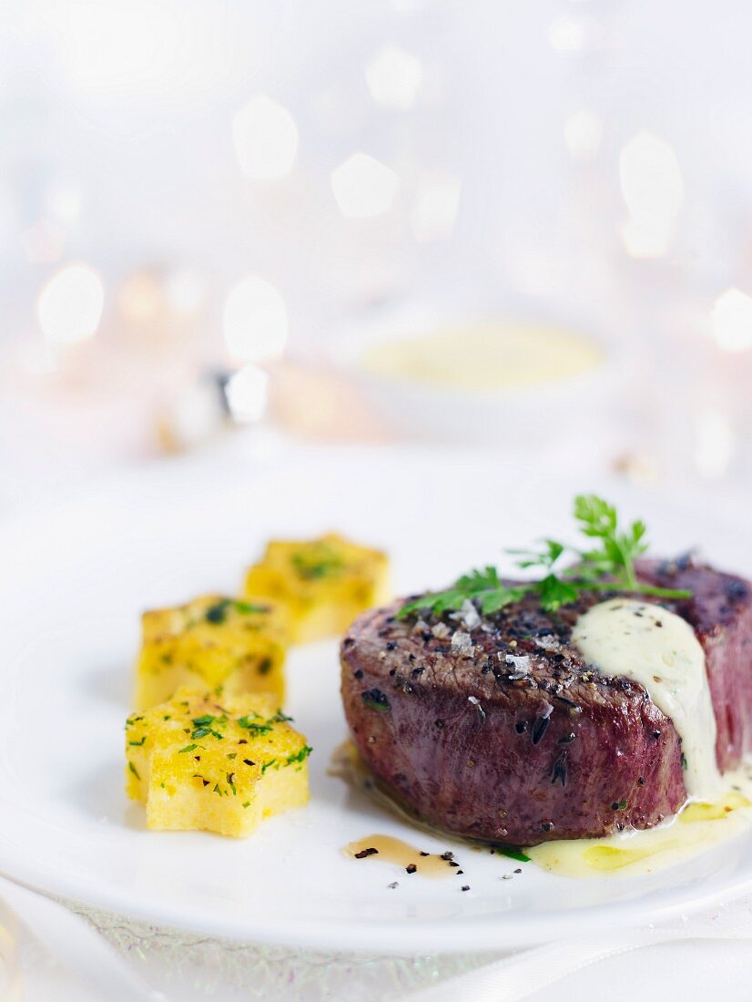 Beef fillet with bearnaise sauce and polenta stars (Christmas)