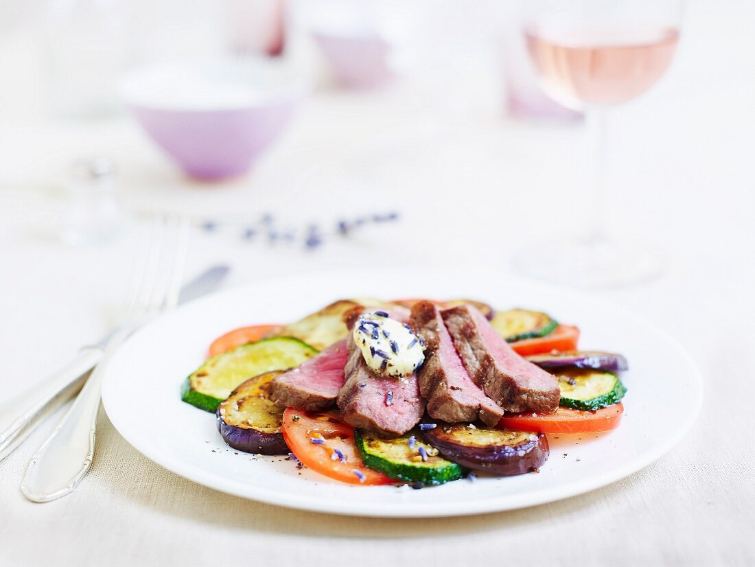 Tagliata mit Grillgemüse und Lavendel