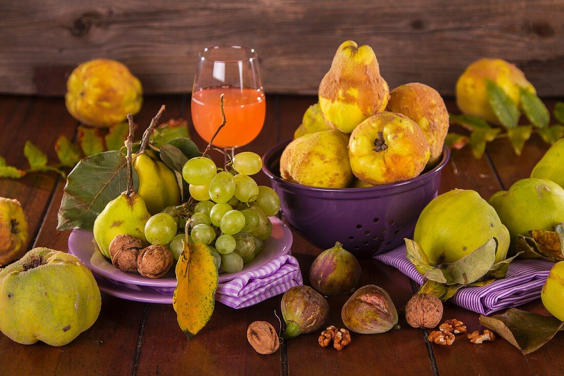 Stillleben mit Herbstfrüchten, Quittensaft und Walnüssen