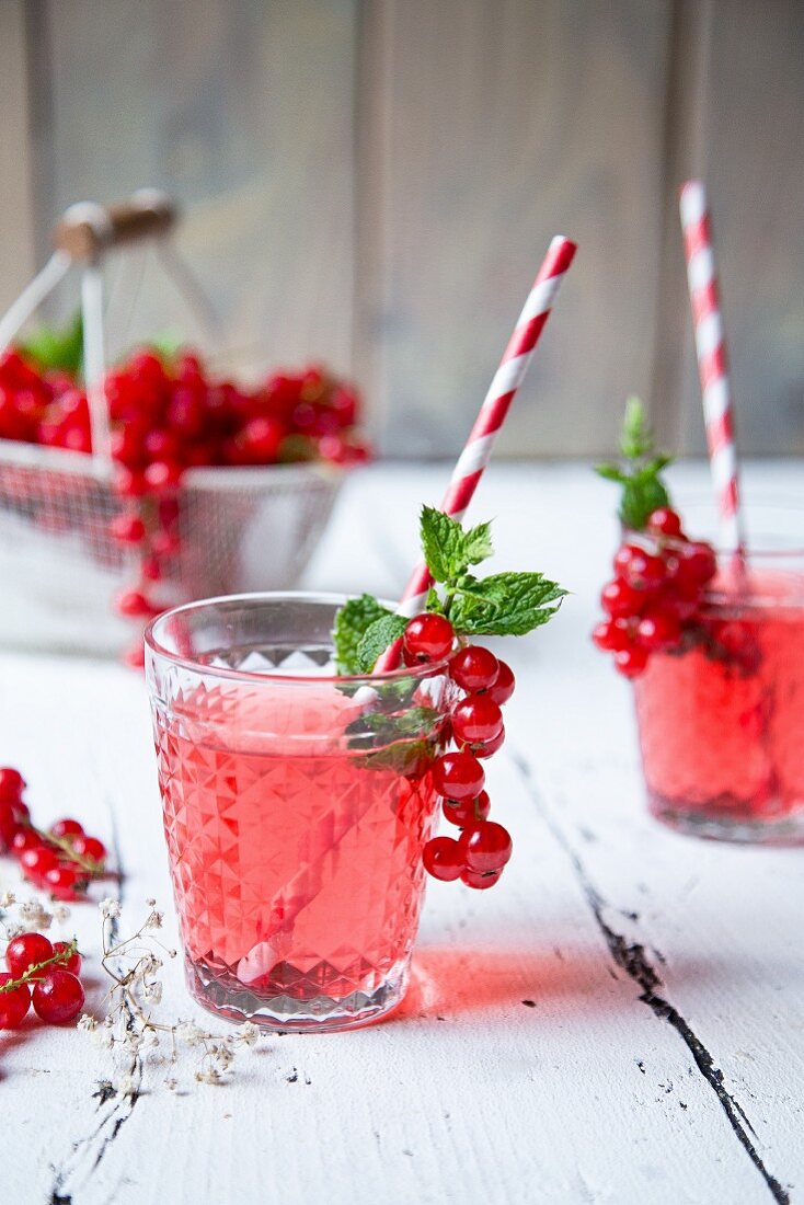 Currant spritzer with fresh mint