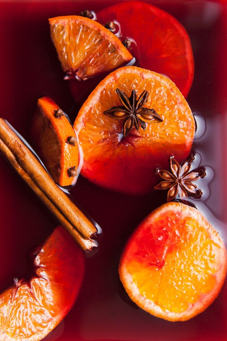 Glühwein mit Gewürzen und Orangen (Close Up)