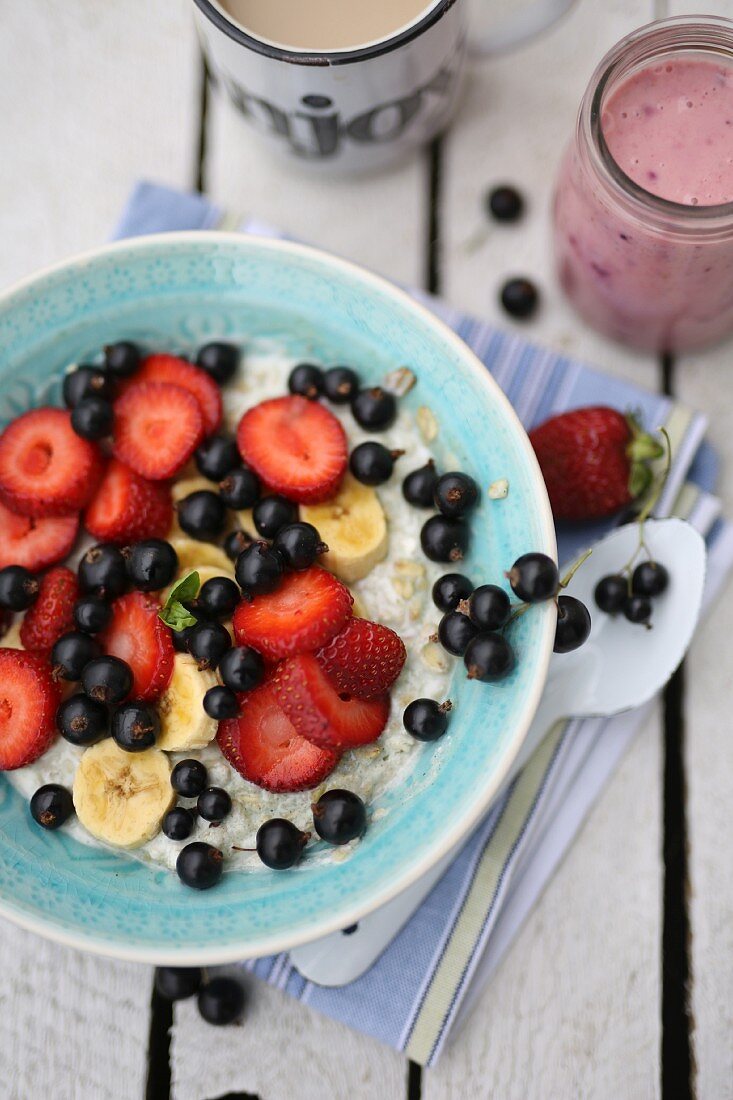 Porridge mit Beeren und Bananen