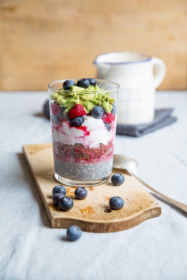 Chiapudding mit Avocado und Beeren