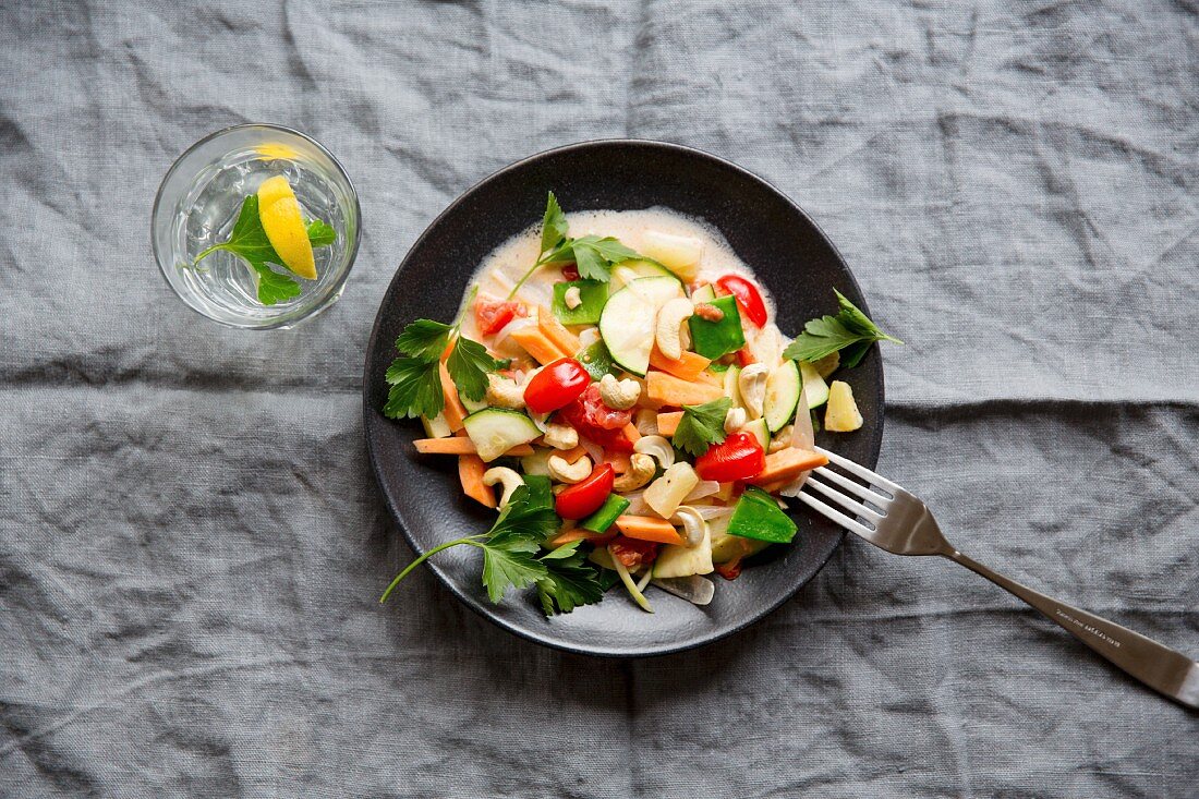 Gemüsepfanne mit Kokosmilch und Cashewkernen