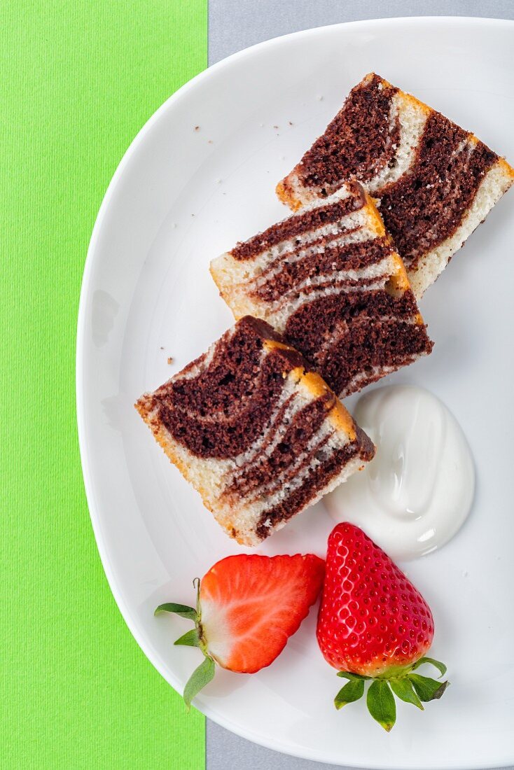 Marble cake with fresh strawberries