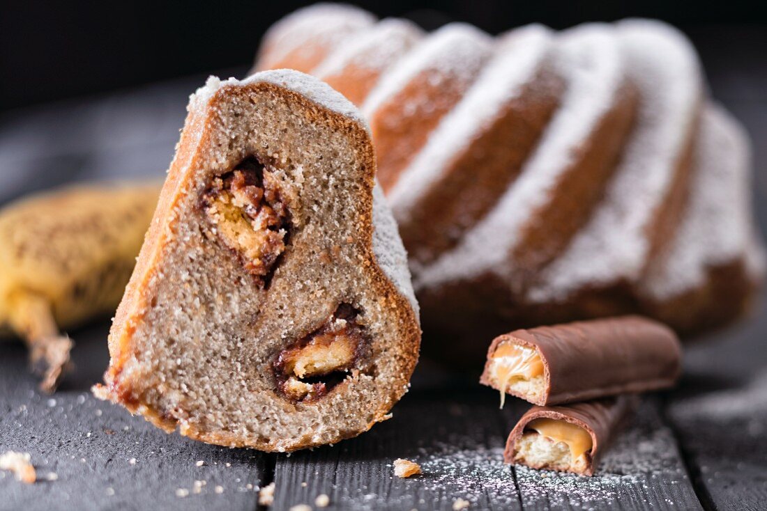 Gugelhupf with chocolate and caramel biscuit bars