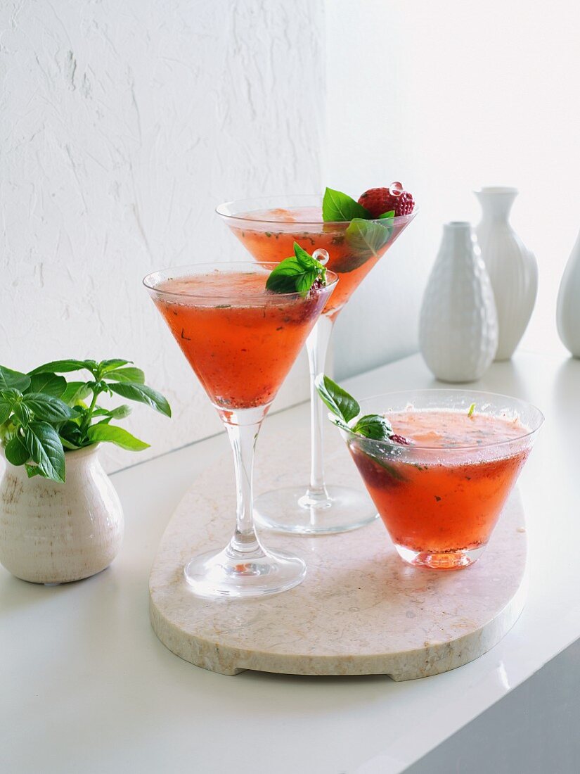 Drei Erdbeer-Basilikum-Margaritas