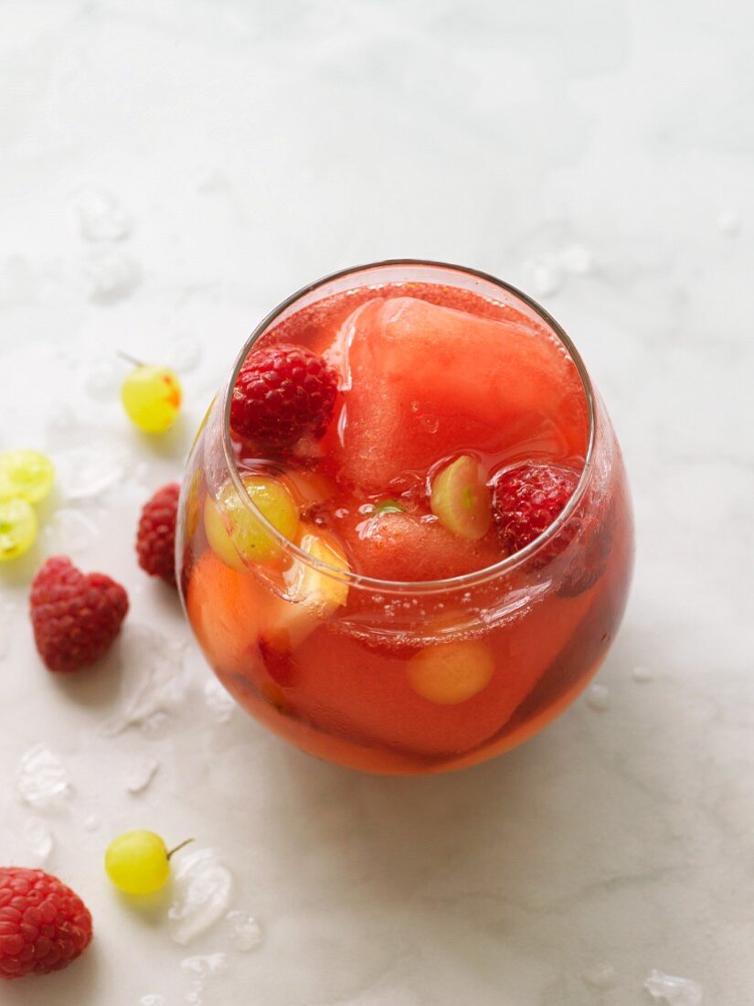 Sangria mit gefrorener Wassermelone