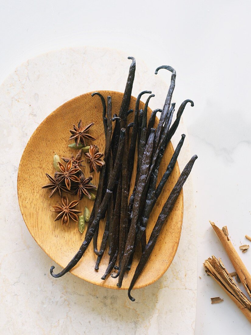 Vanilla pods, star anise, cardamom and cinnamon bark