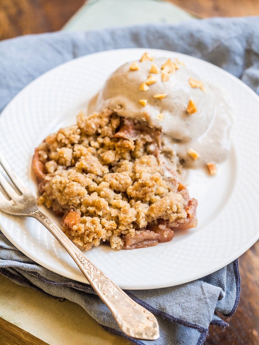 Glutenfreier Apfel-Crumble mit veganem Bananeneis