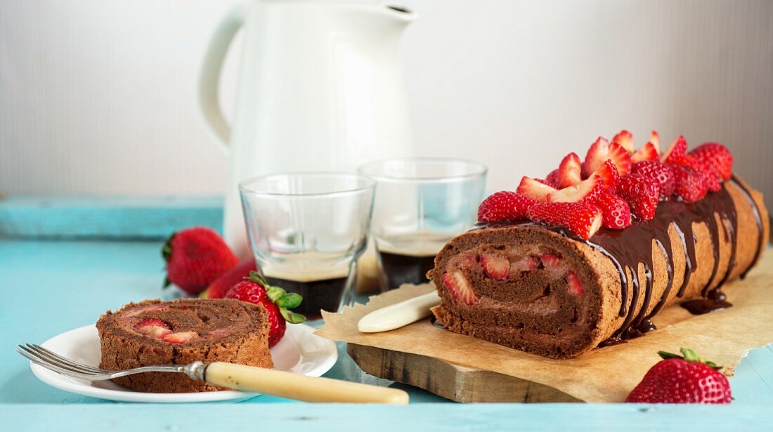 Erdbeer-Schokoladen-Roulade und Kaffee