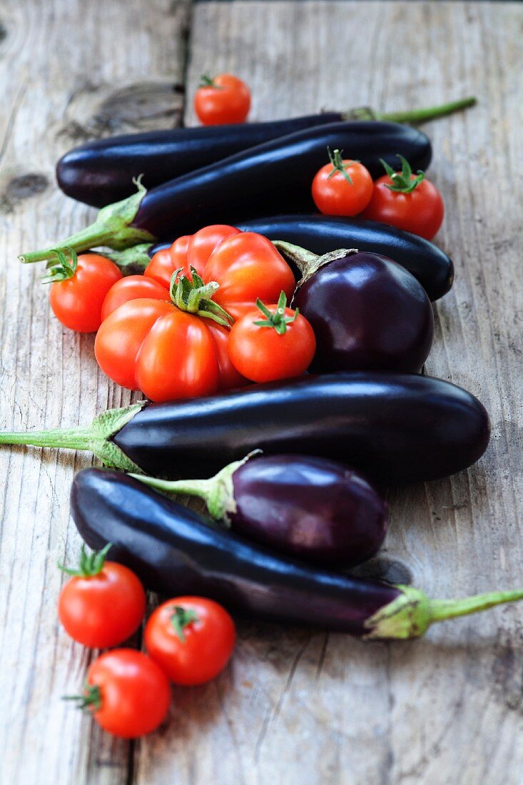 Tomaten und Auberginen auf Holzuntergrund