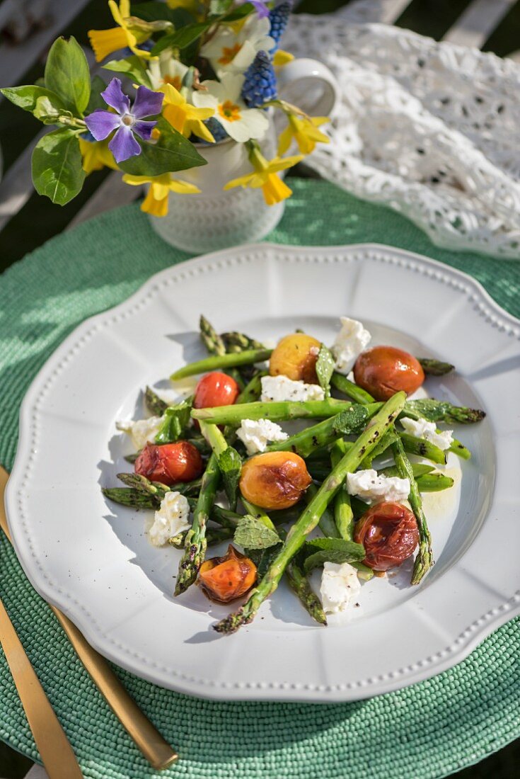 Gegrillter Spargel mit glasierten Tomaten und Feta zu Ostern