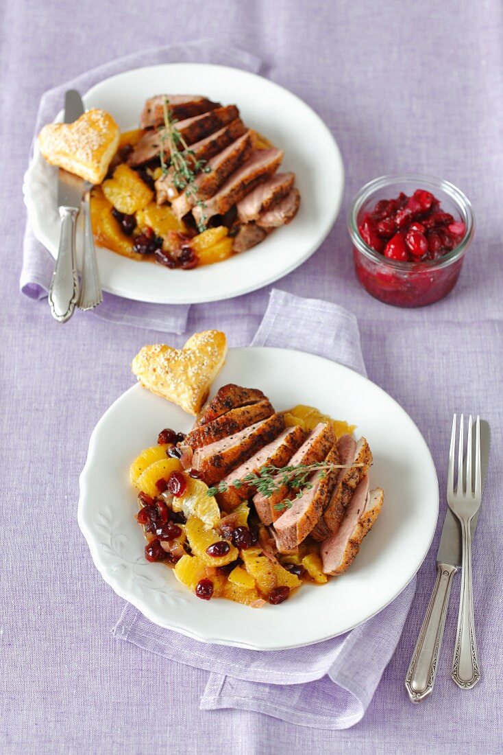 Entenbrust mit Orangen, getrockneten Cranberries und Cranberry-Zwiebel-Chutney