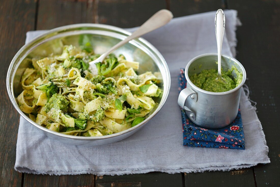 Tagliatelle mit Brokkolipesto