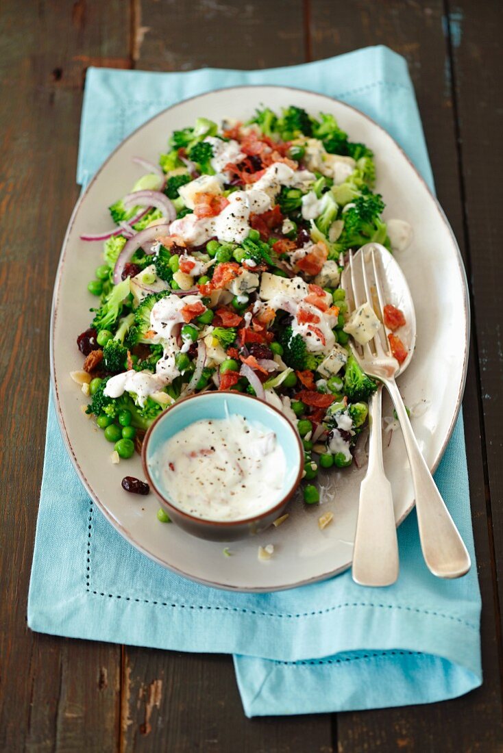 Brokkoli-Erbsen-Salat mit Blauschimmelkäse und knusprigem Speck