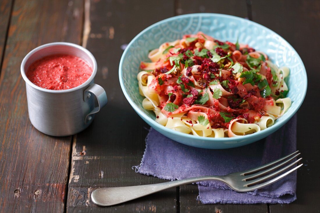 Tagliatelle mit Rote-Bete-Pesto und Koriandergrün