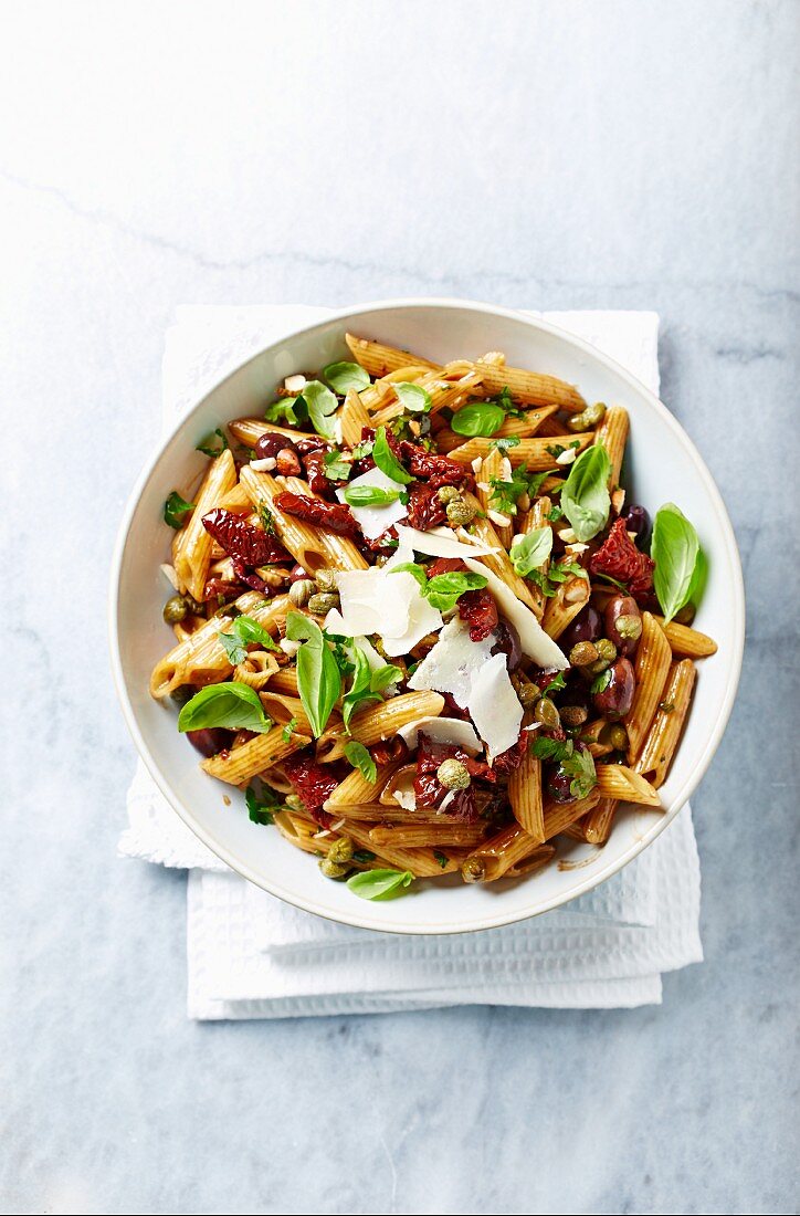 Pasta salad with dried tomatoes, almonds and balsamic vinagar-mustard dressing