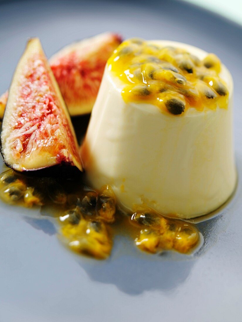 Panna Cotta mit Passionsfruchtsauce und Feigen (Nahaufnahme)