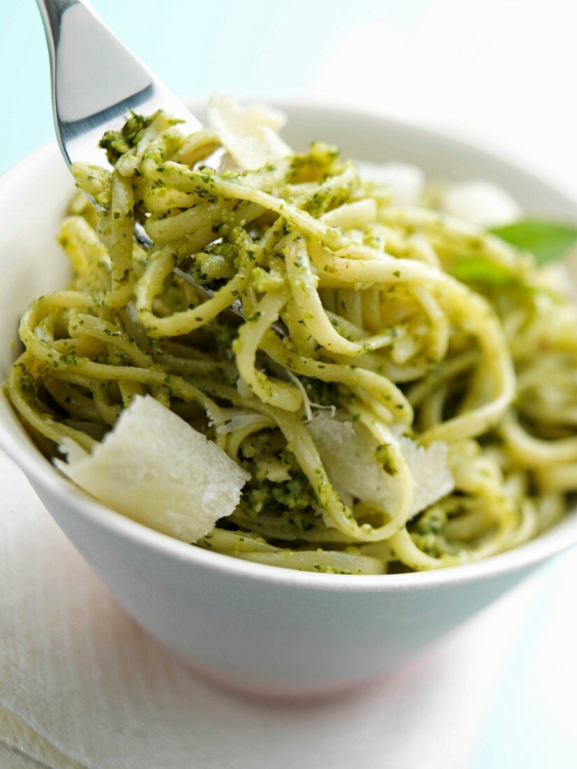 Linguini mit Pesto und Parmesan im Schälchen (Nahaufnahme)