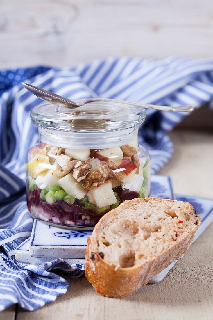 Rote Bete mit Ziegenkäse, Apfel, Walnüssen, Oliven und Lauchzwiebeln im Glas