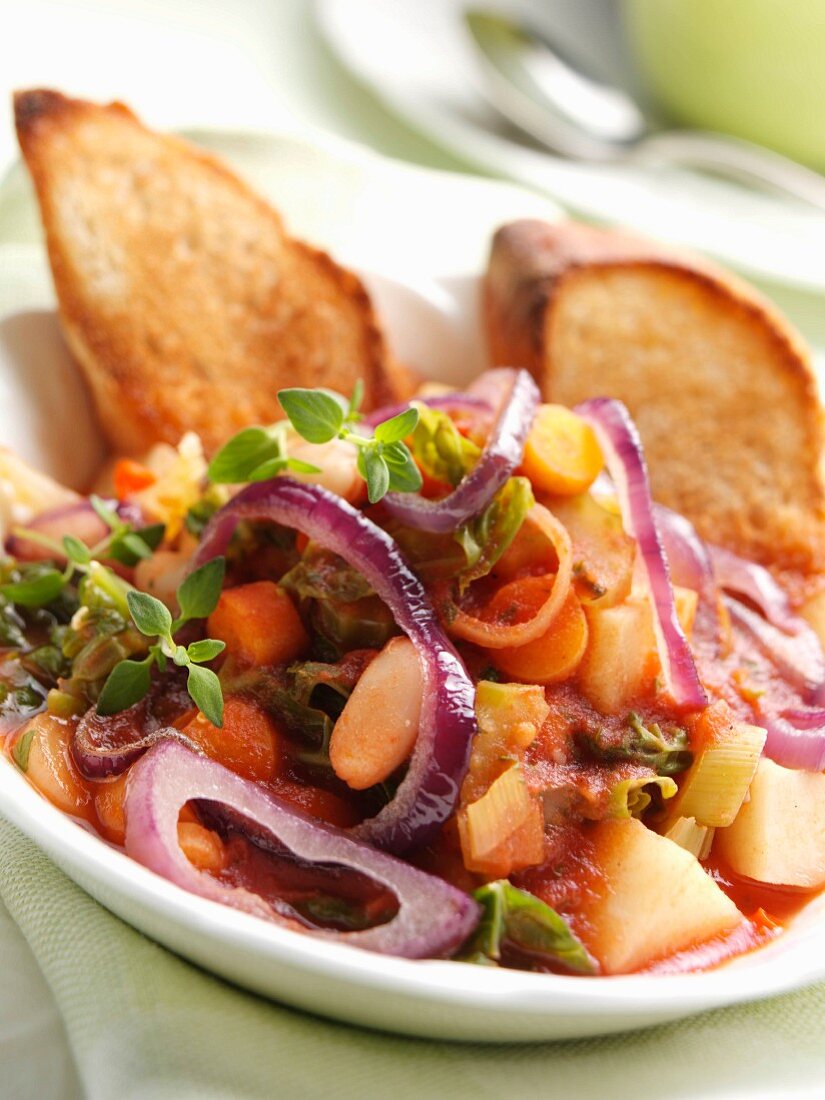 Toskanische Bohnensuppe mit Brot (Italien)