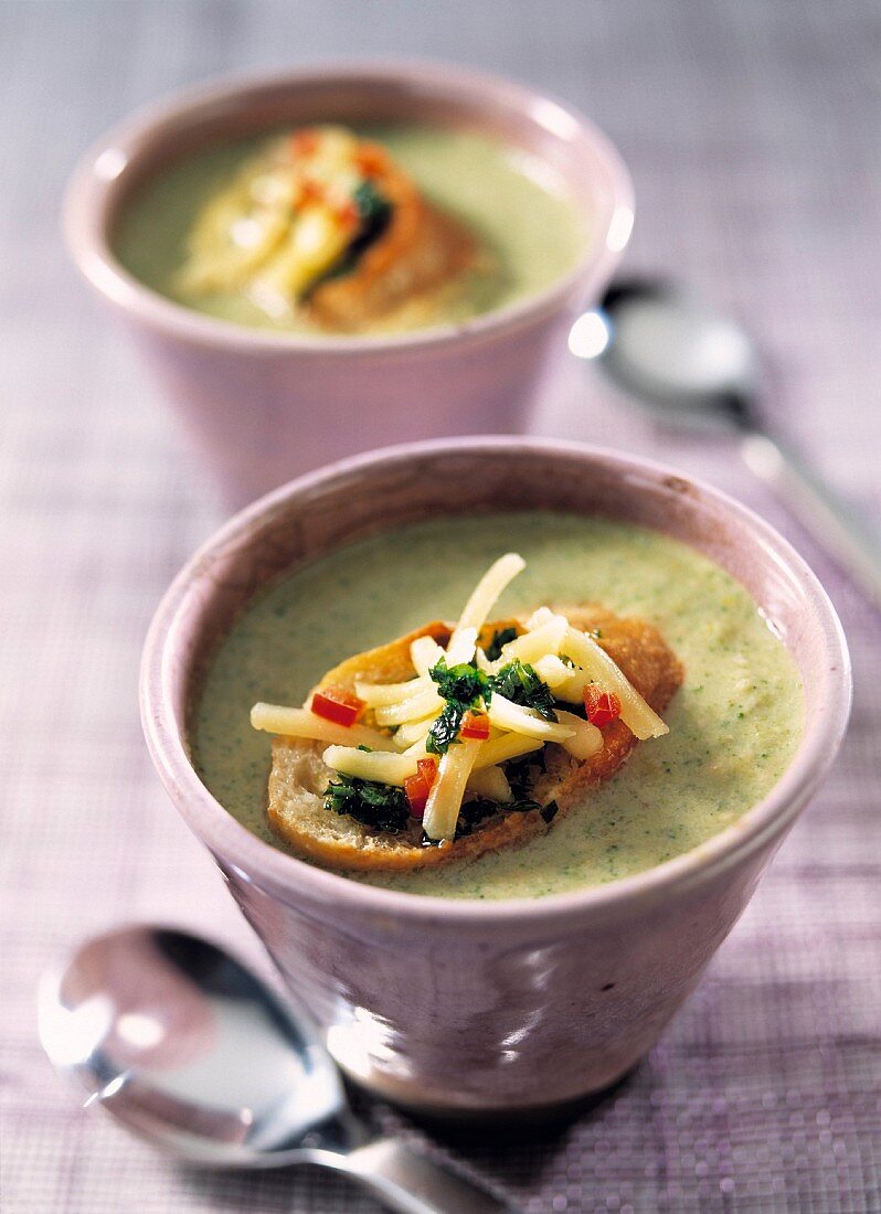 Brokkoli-Walnuss-Suppe im Schälchen