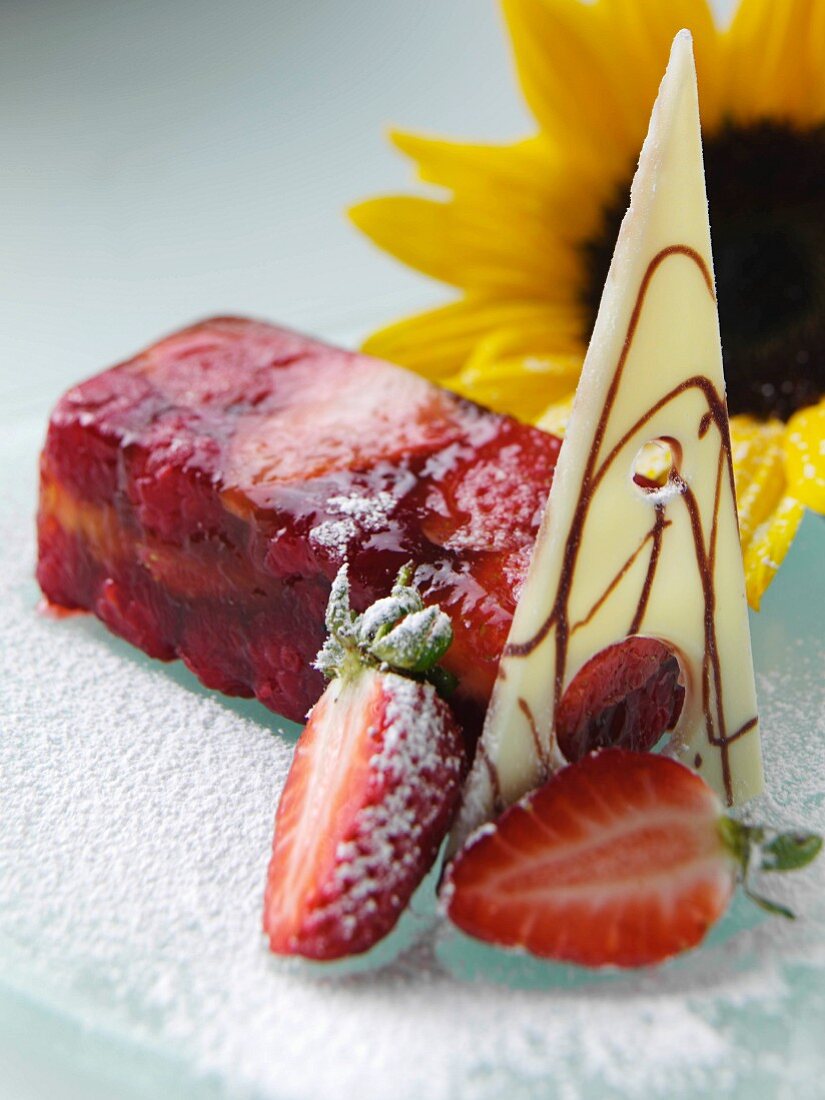 Sommerliche Beerenterrine mit Schokoladendeko und Erbeeren