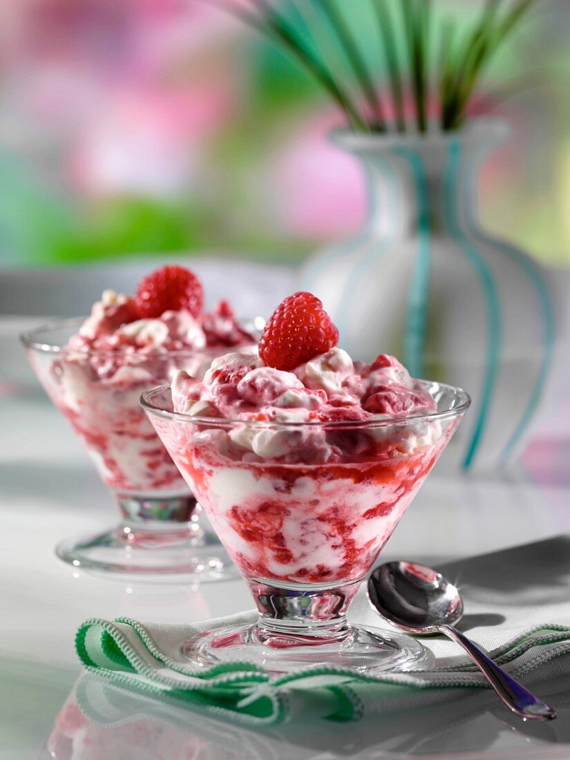 Eton Mess (Dessert mit Beeren, Meringue und Sahne, England)