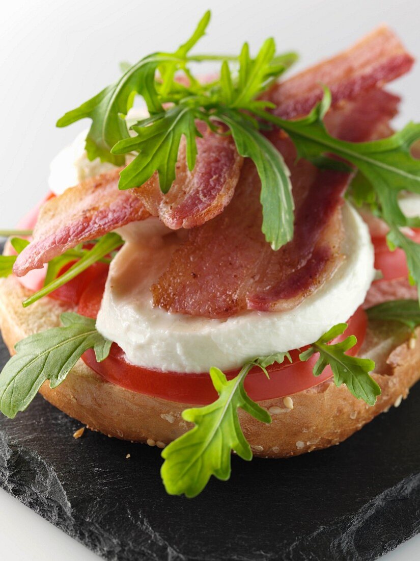 Bagel auf italienische Art mit Tomate, Mozzarella, Speck und Rucola