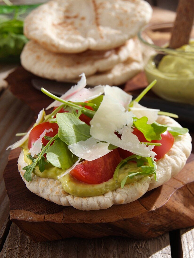 Pitabrot mit Pesto-Mayonaise, Rucola und Parmesan