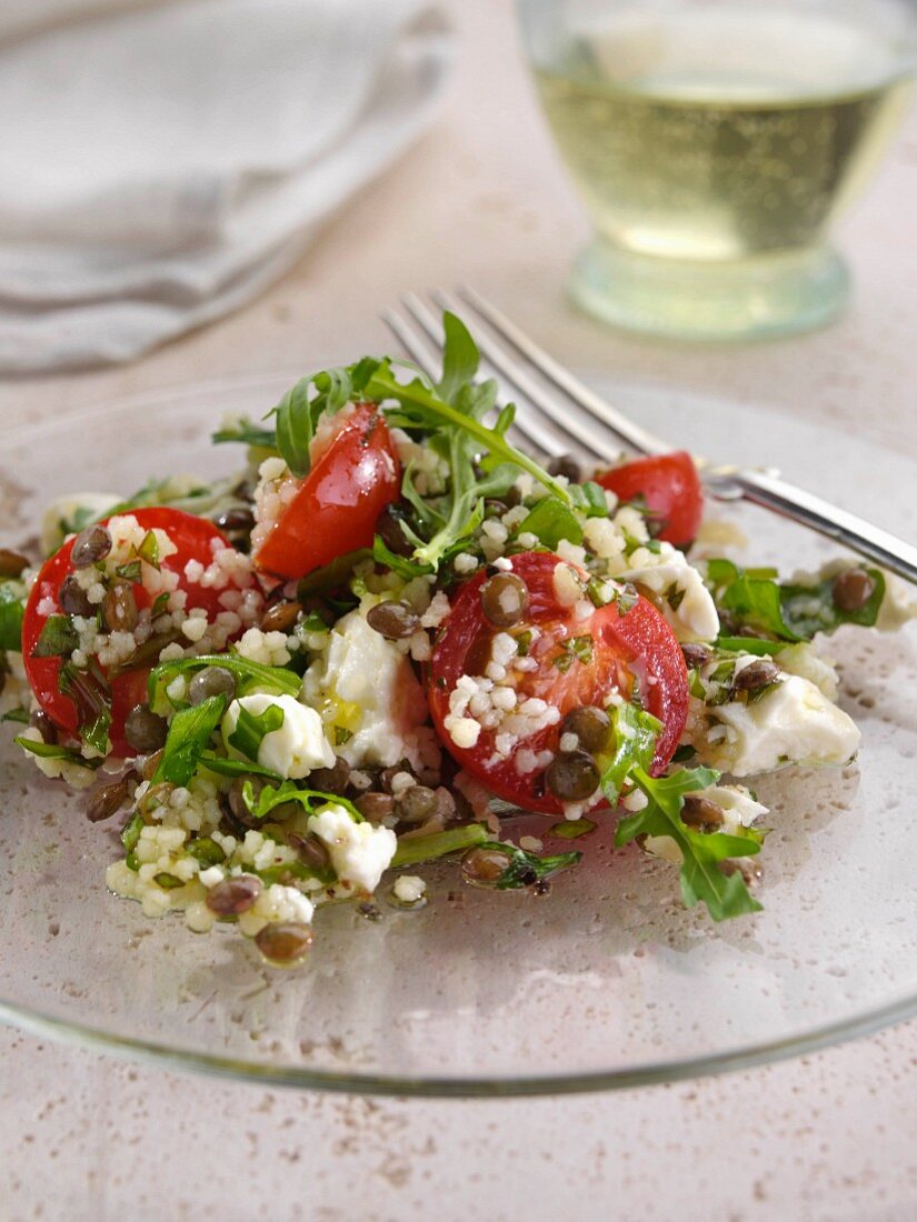 Couscoussalat mit Linsen, Tomaten, Feta und Rucola