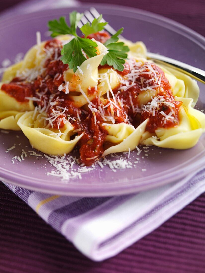 Gefüllte Tortelloni mit Tomatensauce