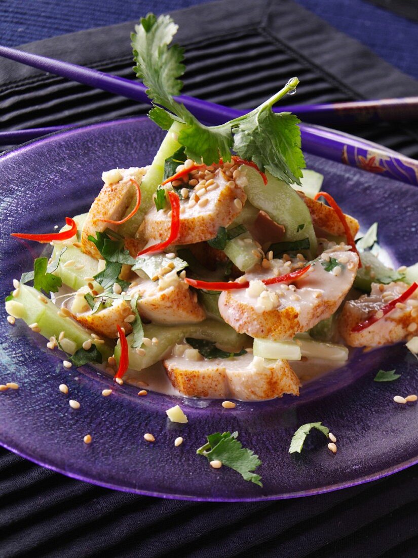 Thai-Hähnchensalat mit Gurke, Sesam und Koriander