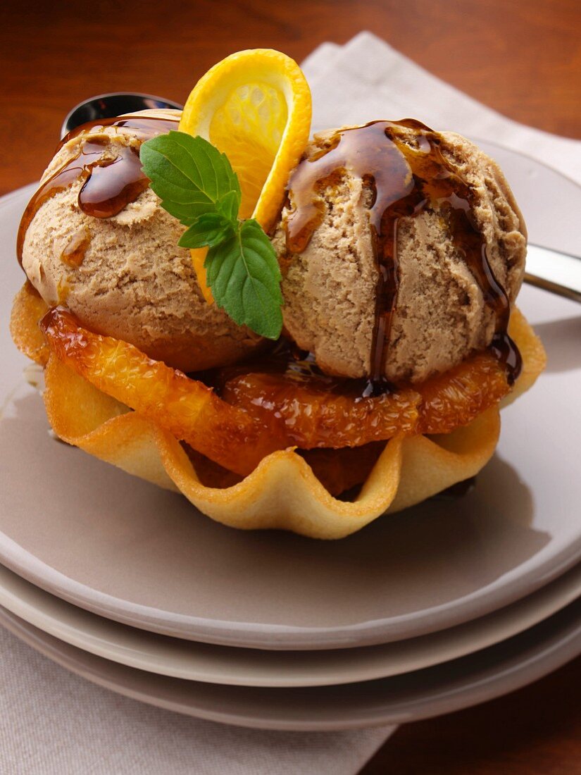Eisdessert im Teigschälchen mit Karamelleis und Orangen