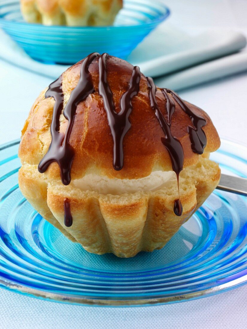 Brioche gefüllt mit Vanilleeis