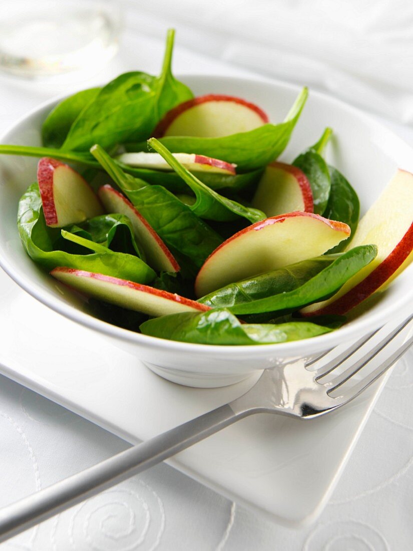 Blattspinatsalat mit Apfel