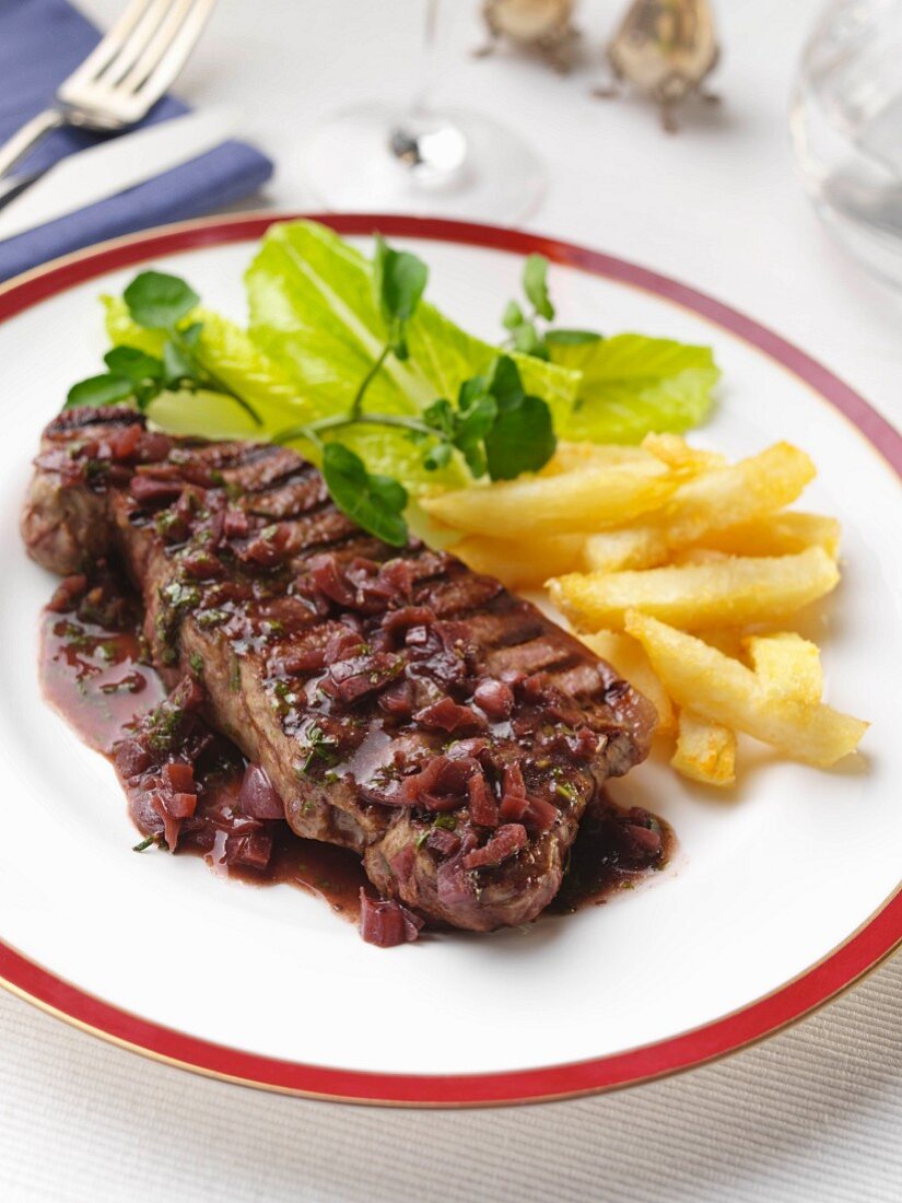 Gegrilltes Sirloin-Steak mit Sauce Bordelaise und Pommes Frites