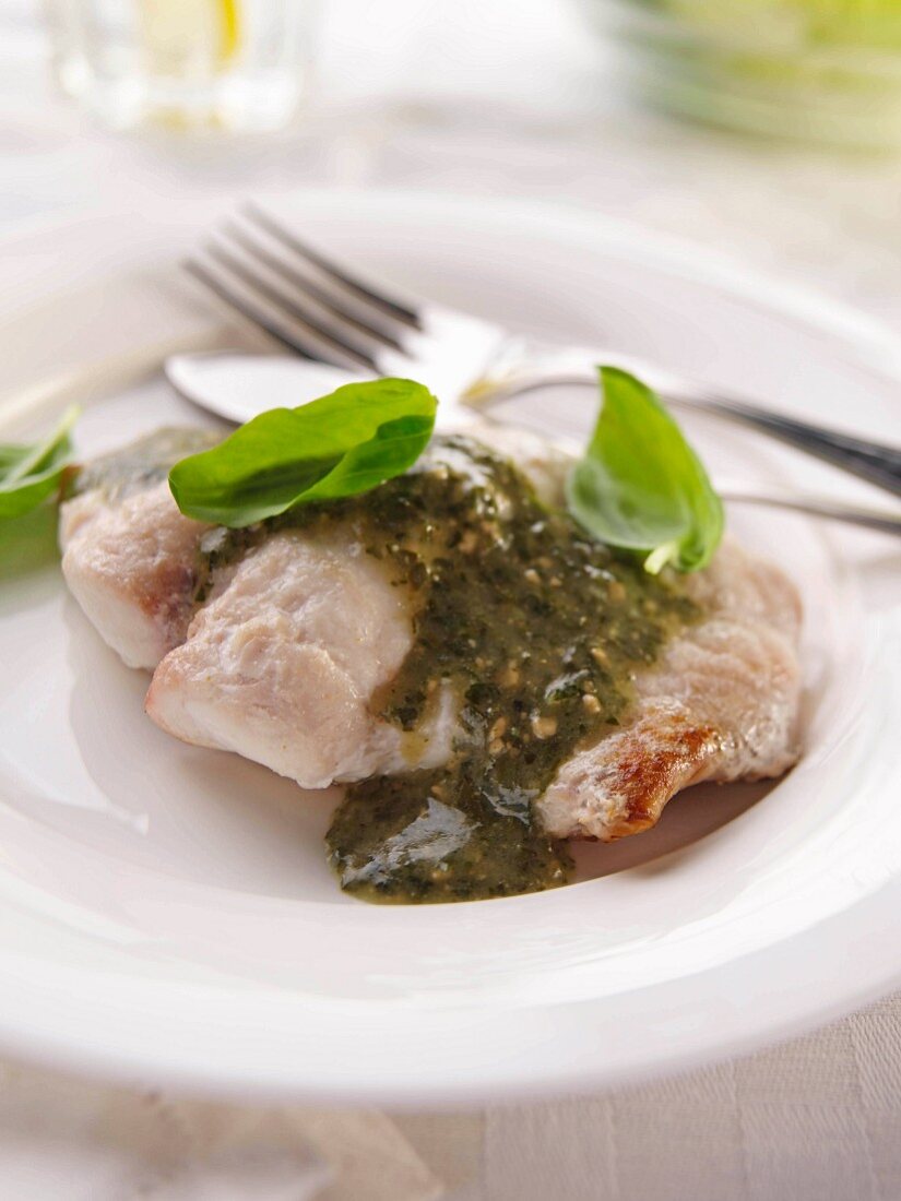 Fischfilet mit Pesto und Basilikumblättern