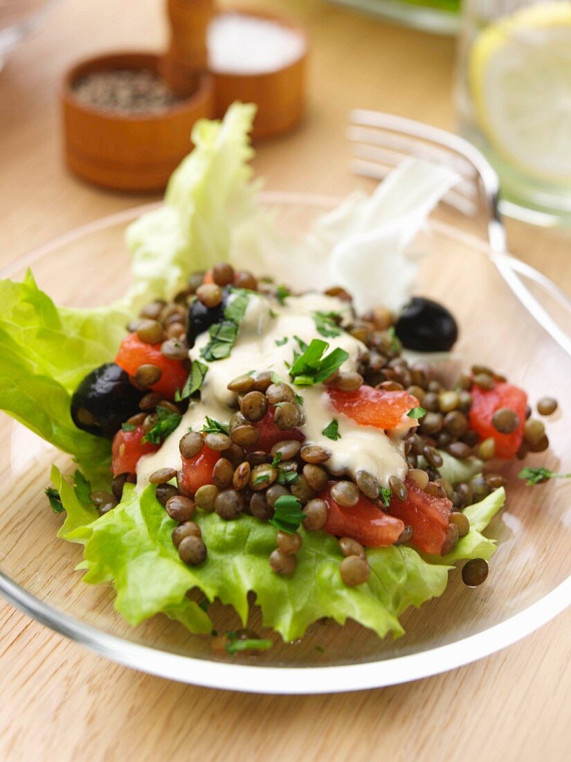 Linsensalat mit Tomaten und Oliven